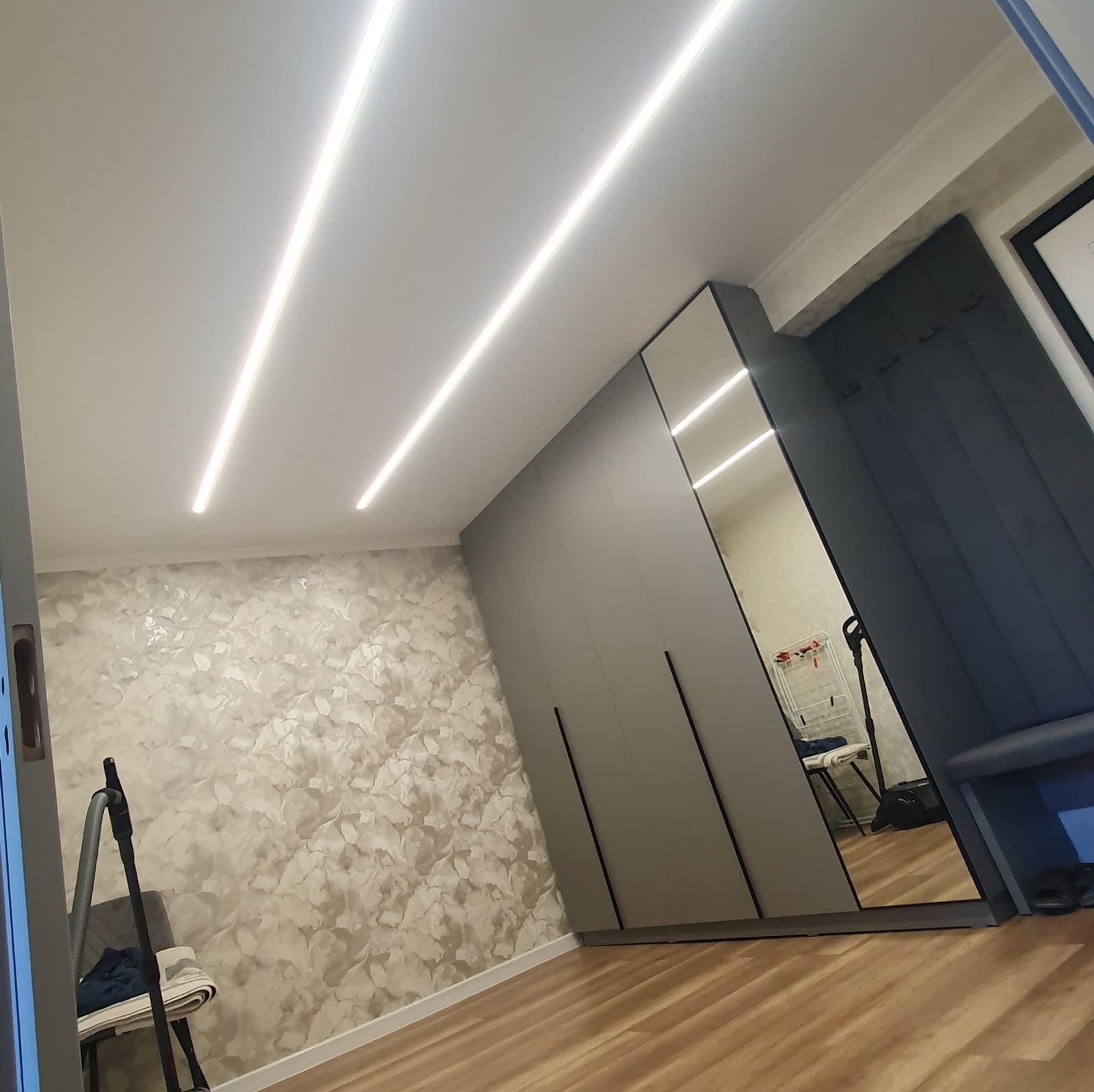 Hol renovat la cheie — tavan cu benzi LED, dulap și oglindă montate